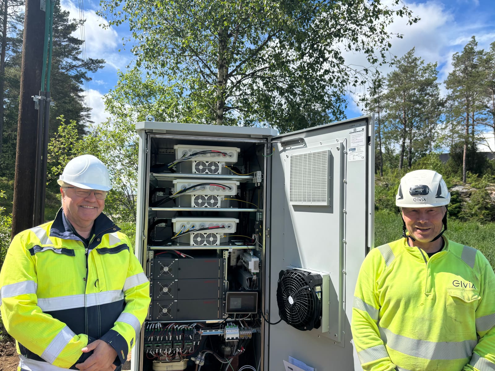 Per Olav Dypvik and Tommy Olsen of Elvia in front of the installed eqGrid system at Råde